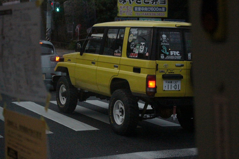 Illustration for article titled On my way to the ruins of Katsuren Castle, I saw some cars.